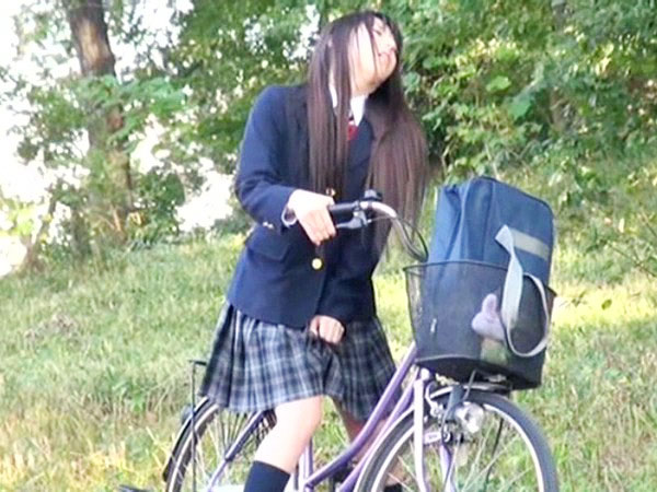 【女子校生】自転車のサドルに媚薬を塗られたJKが野外で潮吹きオナニー！発情収まらずトイレでオナニー中のJKをガチレイプ！